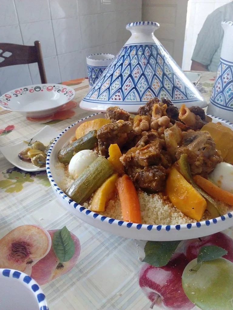 Photographie d'un plat de couscous posé à table.