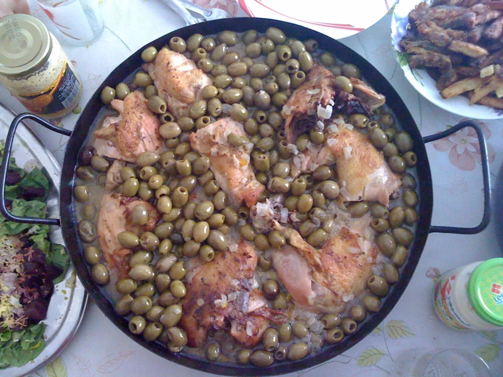 Photo d'un tajine au poulet et aux olives algérien
