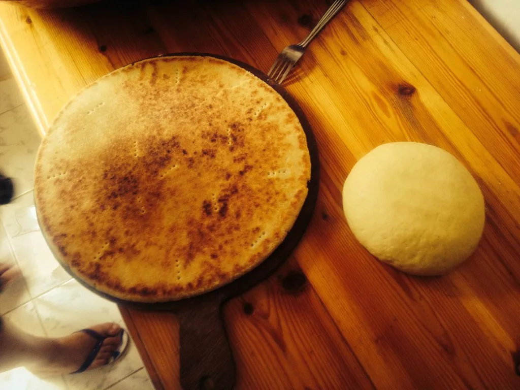 Image montrant la préparation de la pâte du Kesra Yabsa